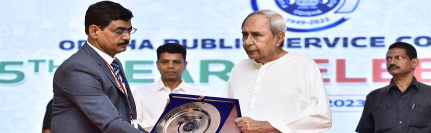 Memento presented to Hon&#39;ble Chief Minister, Odisha in 75th Foundation Year Celebration of OPSC