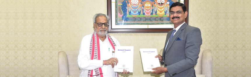 Chairman presenting the Annual Report 2021-22 to Hon’ble Governor, Odisha, Prof. Ganeshi Lal at Rajbhawan on 17 June