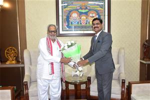 Chairman   presenting the Annual Report 2021-22 to Hon’ble Governor, Odisha, Prof. Ganeshi Lal at Rajbhawan on 17 June