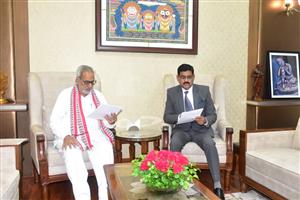 Chairman presenting the Annual Report 2021-22 to Hon’ble Governor, Odisha, Prof. Ganeshi  Lal at Rajbhawan on 17 June