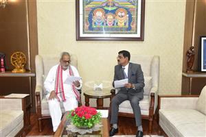 Chairman presenting the Annual Report 2021-22 to Hon’ble Governor, Odisha, Prof. Ganeshi Lal at Rajbhawan on 17 June.